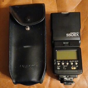 Canon Speedlite 550EX FlASH! W‎ CASE. EXCELLENT CONDITION!!